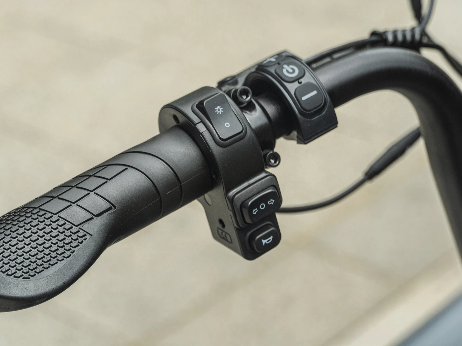 Detalhe do punho com setas e comandos da V20 Mini