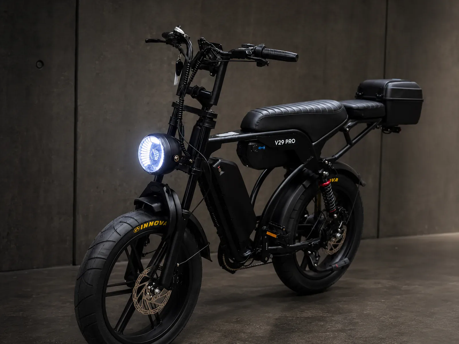 V29 Pro com farol LED aceso