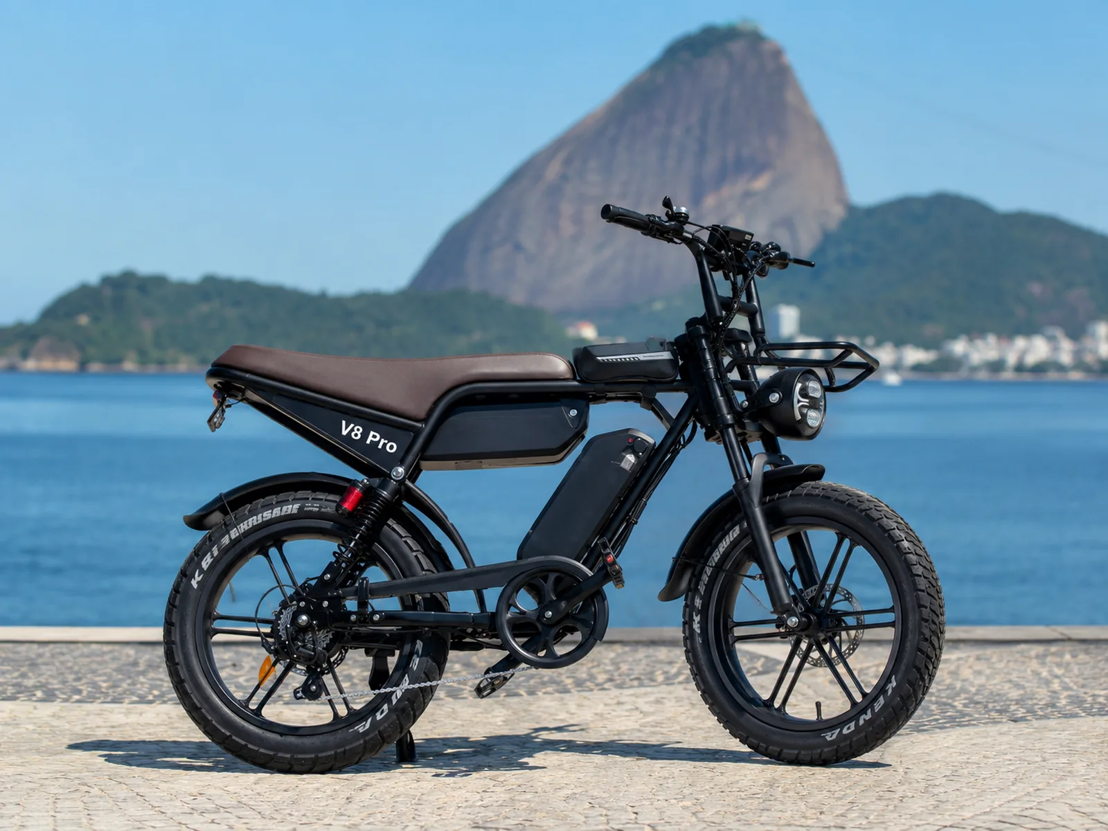 V8 Pro Max com o Pão de Açúcar ao fundo