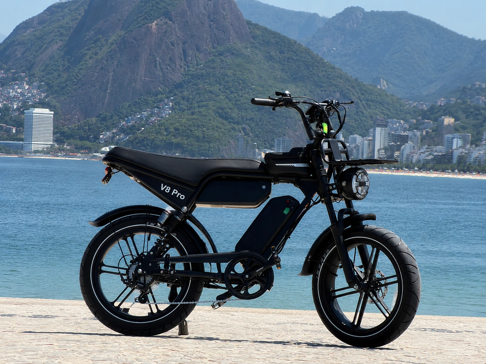 V8 Pro Max em área verde no Rio