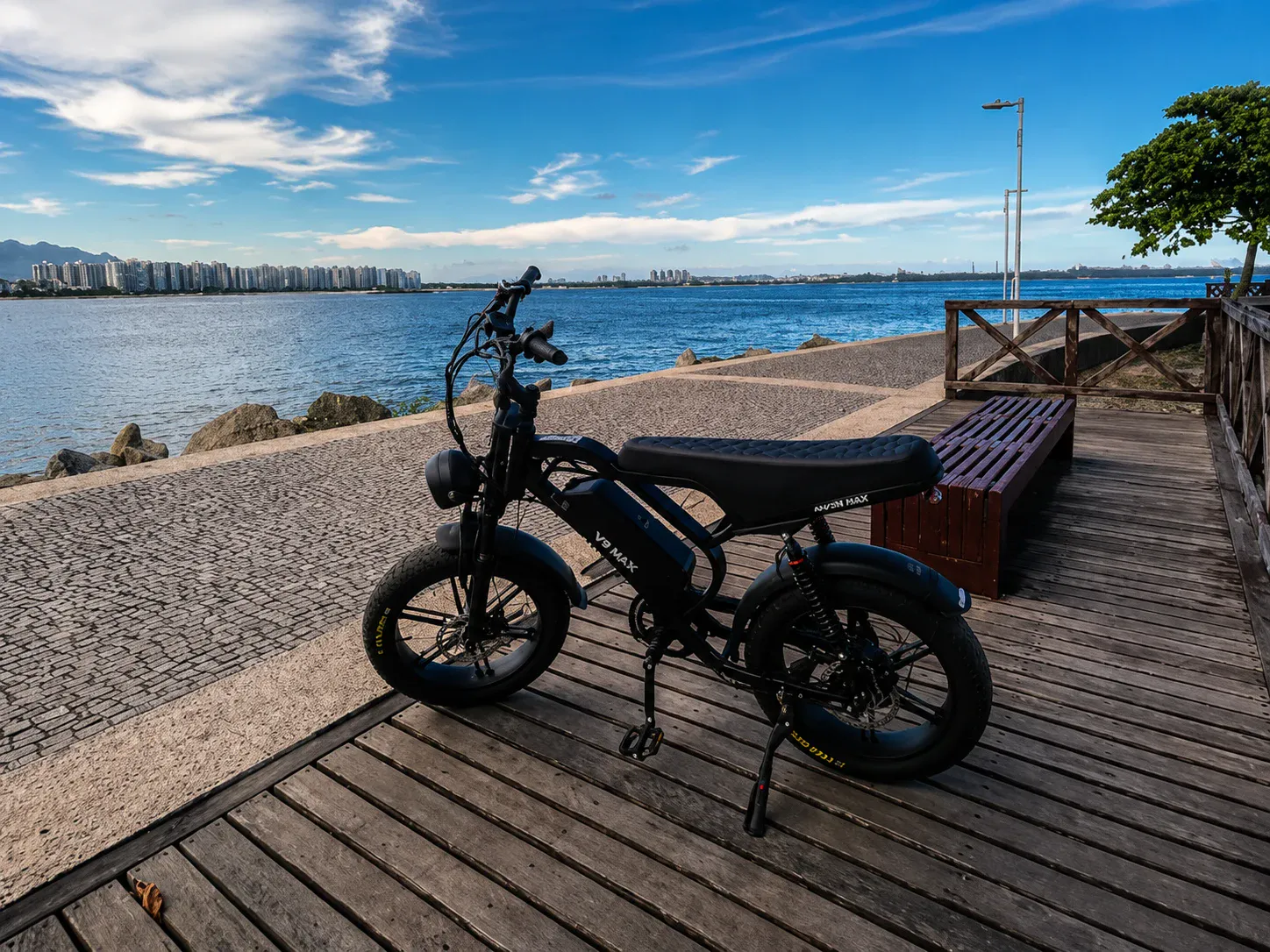 V9 Max no calçadão da praia