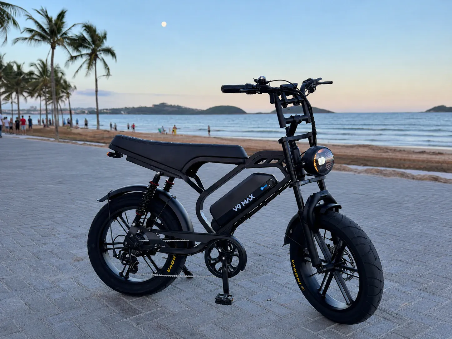 V9 Max ao pôr do sol na orla do Rio